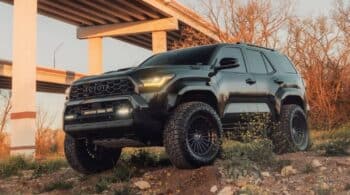 «Χτιστό» Toyota 4Runner παραμερίζει άπαντες στο πέρασμά του