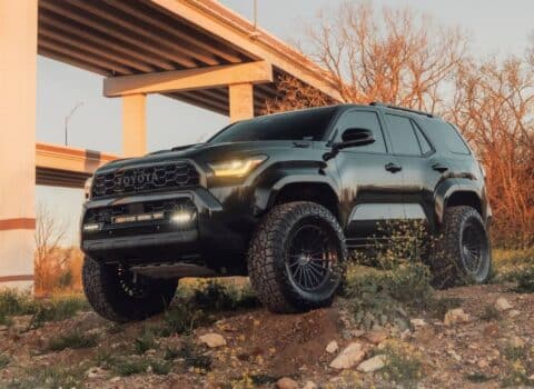 «Χτιστό» Toyota 4Runner παραμερίζει άπαντες στο πέρασμά του