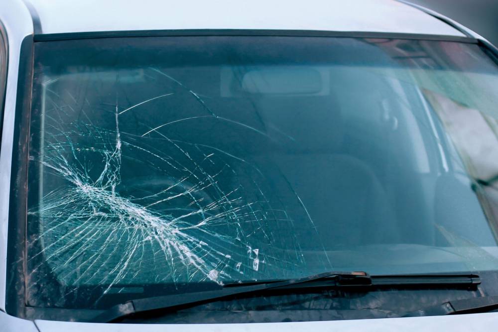 https://cdn.autogreeknews.gr/wp-content/uploads/2026/04/windshield-damage.jpg