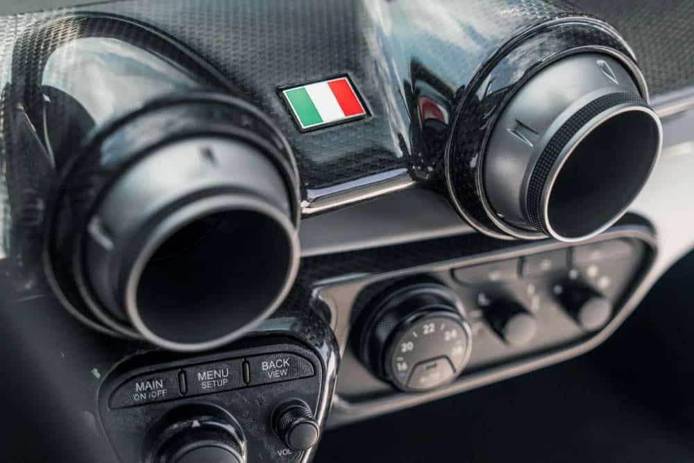 https://cdn.autogreeknews.gr/wp-content/uploads/2026/05/2015-ferrari-laferrari-11.jpg