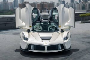 LaFerrari «του γάλακτος» κάνει αναψυχή με εκατομμύρια ευρώ