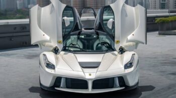 LaFerrari «του γάλακτος» κάνει αναψυχή με εκατομμύρια ευρώ