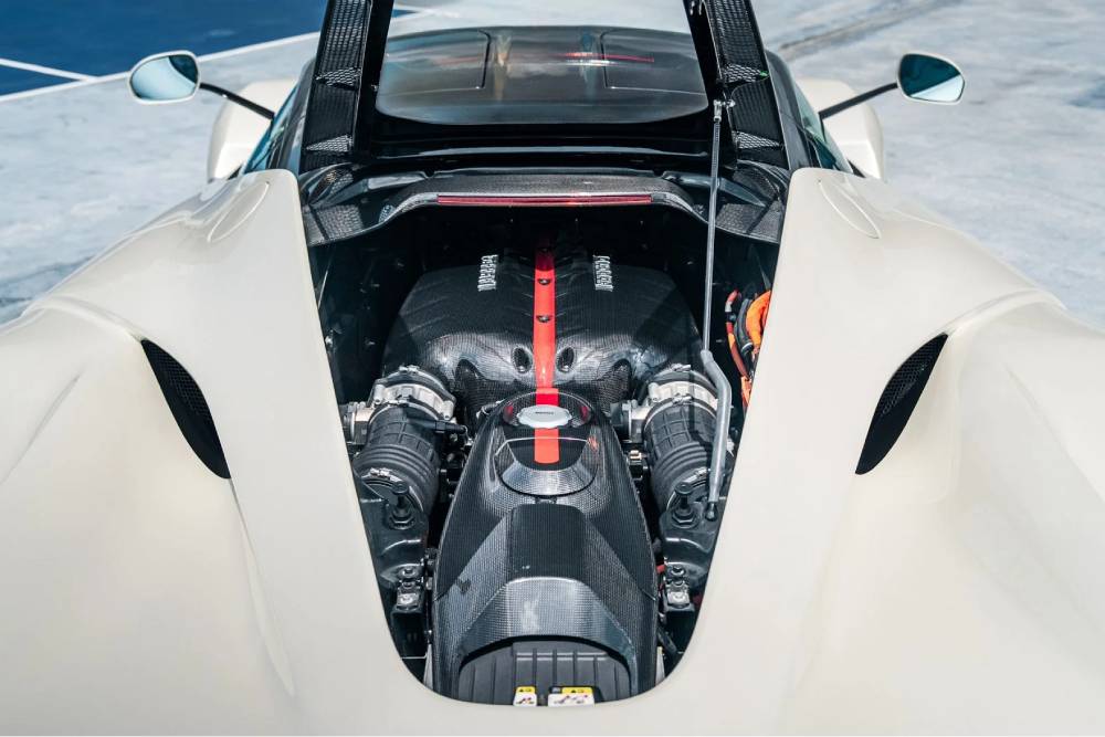 https://cdn.autogreeknews.gr/wp-content/uploads/2026/05/2015-ferrari-laferrari-5.jpg
