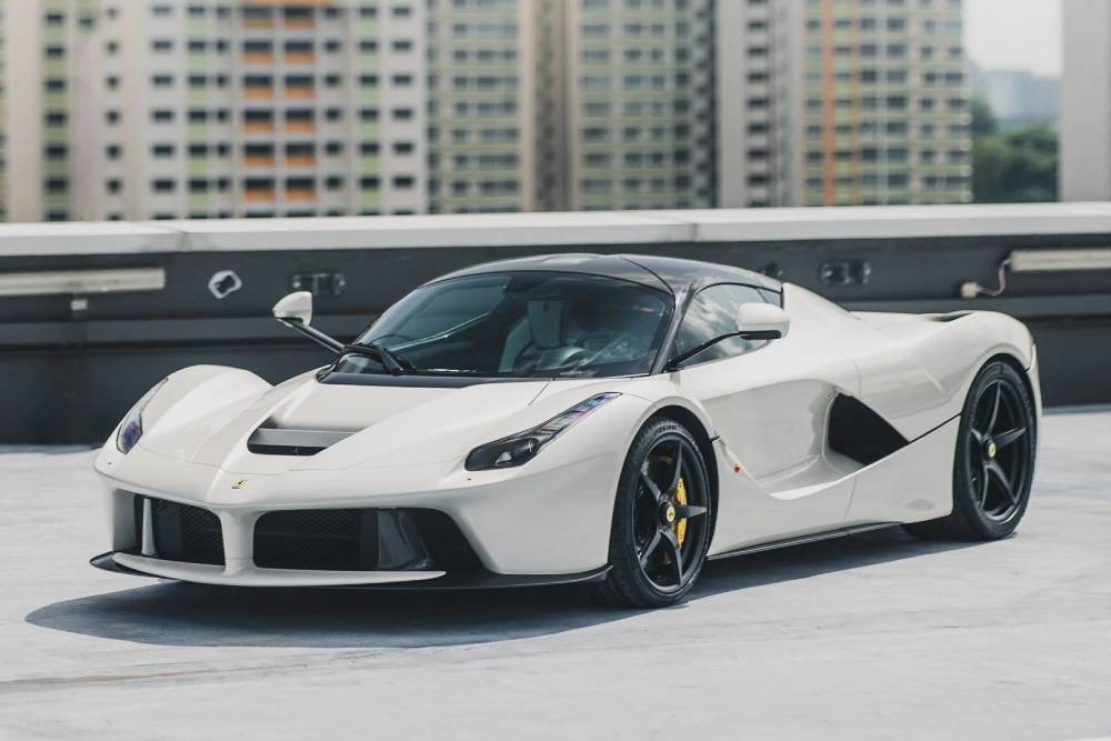 https://cdn.autogreeknews.gr/wp-content/uploads/2026/05/2015-ferrari-laferrari.jpg