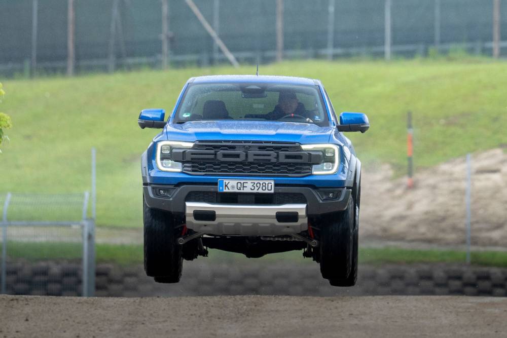 https://cdn.autogreeknews.gr/wp-content/uploads/2026/05/2026_Ranger_Raptor_Jump_10_274-1.jpg
