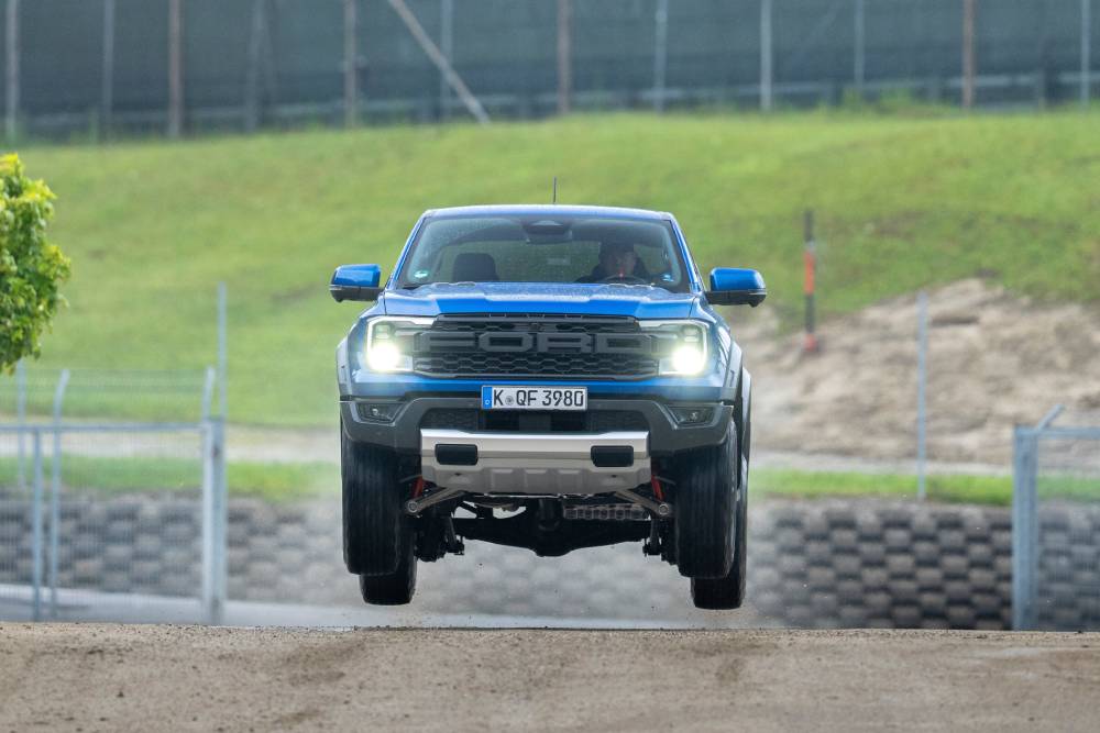 https://cdn.autogreeknews.gr/wp-content/uploads/2026/05/2026_Ranger_Raptor_Jump_12-1.jpg