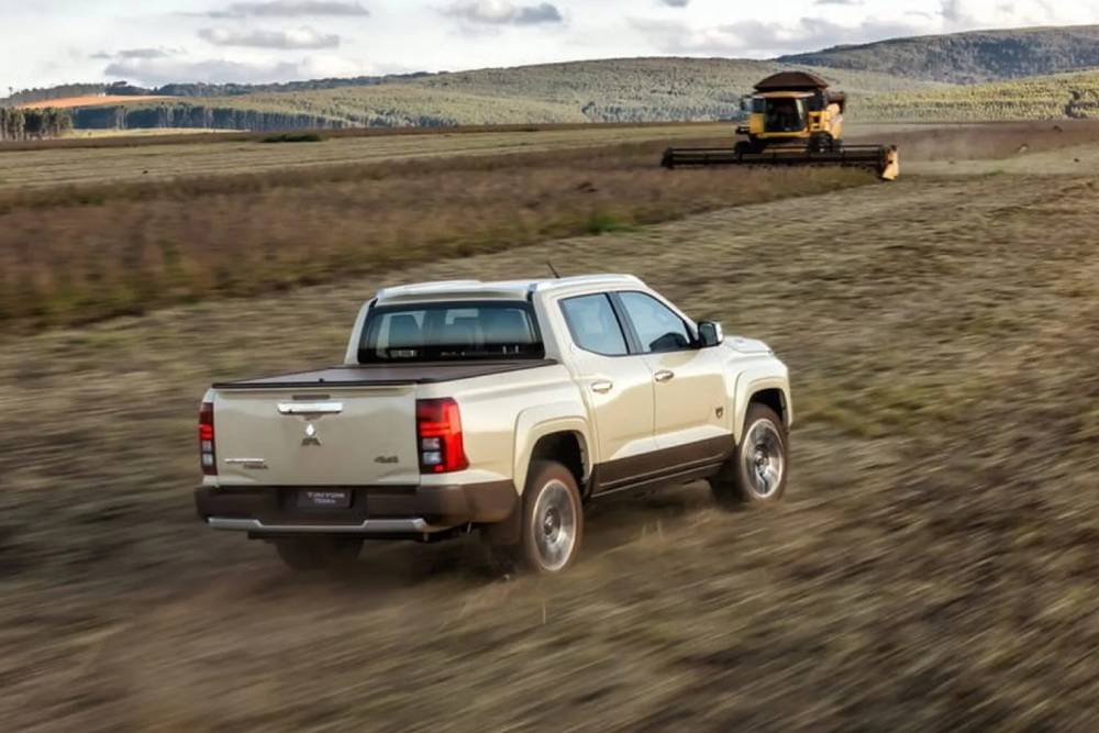 https://cdn.autogreeknews.gr/wp-content/uploads/2026/05/2027-Mitsubishi-Triton-Terra-Brazil-6-2048x1153-1.jpg