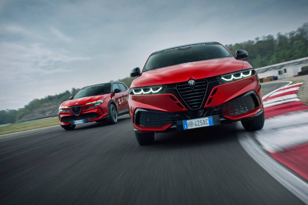 https://cdn.autogreeknews.gr/wp-content/uploads/2026/05/AlfaRomeoDrivingAcademy-1-1.jpg