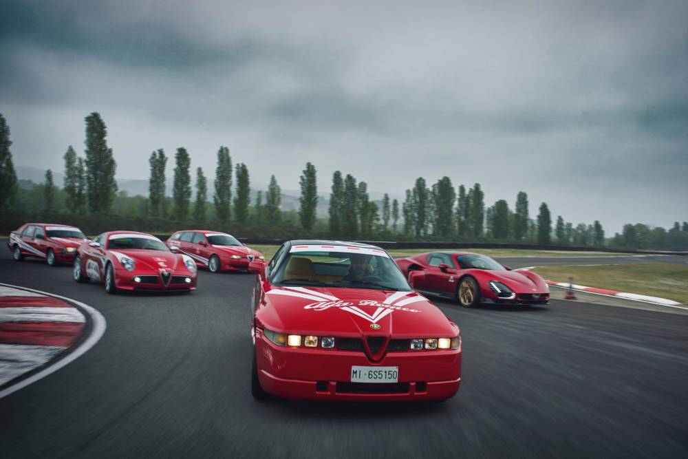 https://cdn.autogreeknews.gr/wp-content/uploads/2026/05/AlfaRomeoDrivingAcademy-3-1.jpg