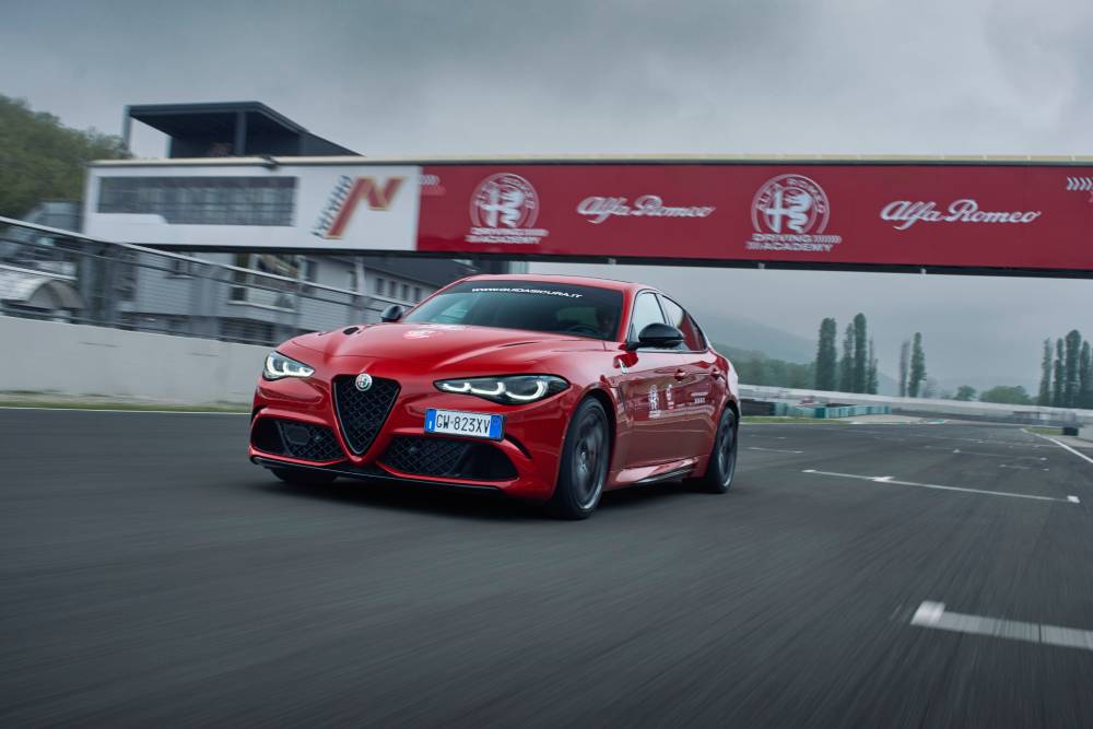 https://cdn.autogreeknews.gr/wp-content/uploads/2026/05/AlfaRomeoDrivingAcademy-5-1.jpg