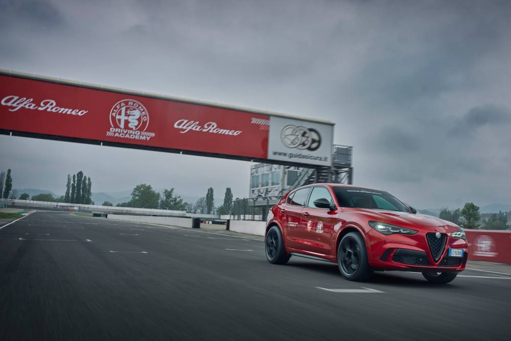 https://cdn.autogreeknews.gr/wp-content/uploads/2026/05/AlfaRomeoDrivingAcademy-6-1.jpg