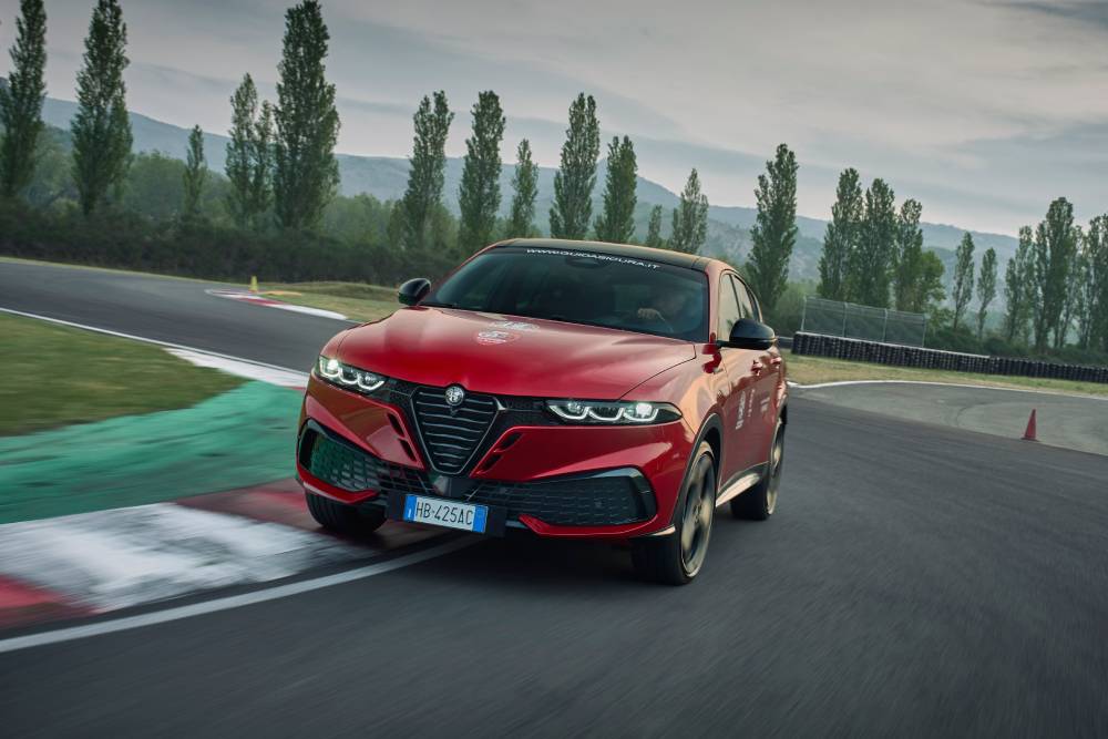 https://cdn.autogreeknews.gr/wp-content/uploads/2026/05/AlfaRomeoDrivingAcademy-8-1.jpg