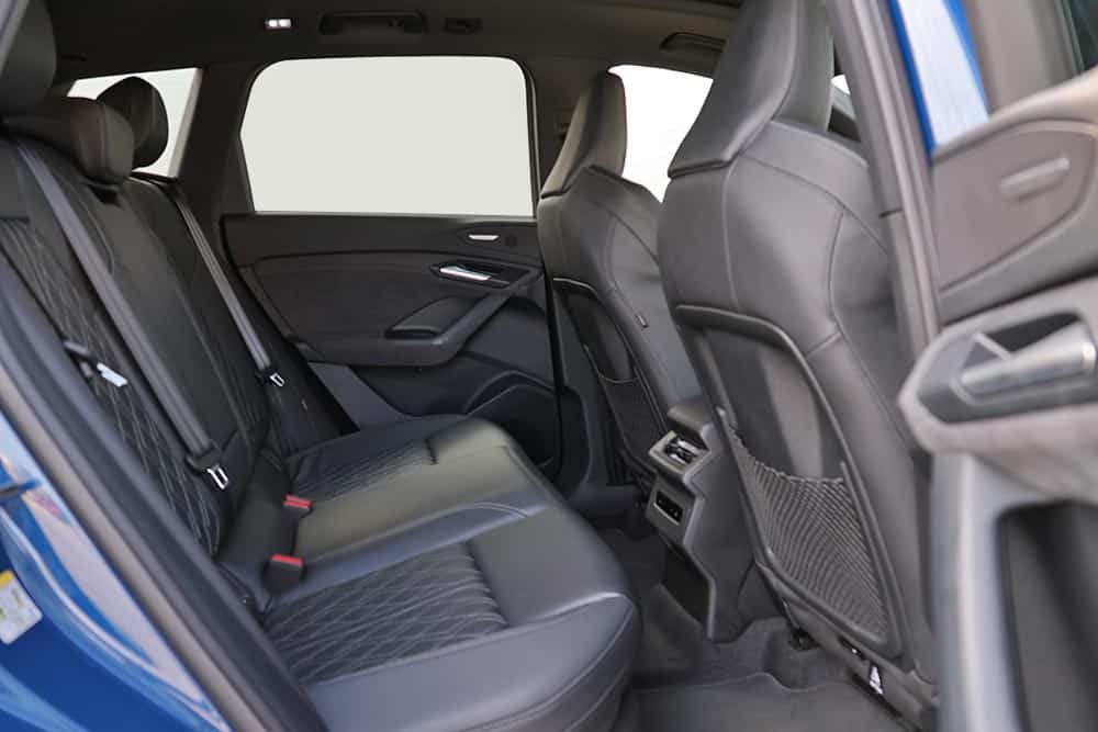 https://cdn.autogreeknews.gr/wp-content/uploads/2026/05/Audi-SQ6-SUV-e-tron-interior-21.jpg