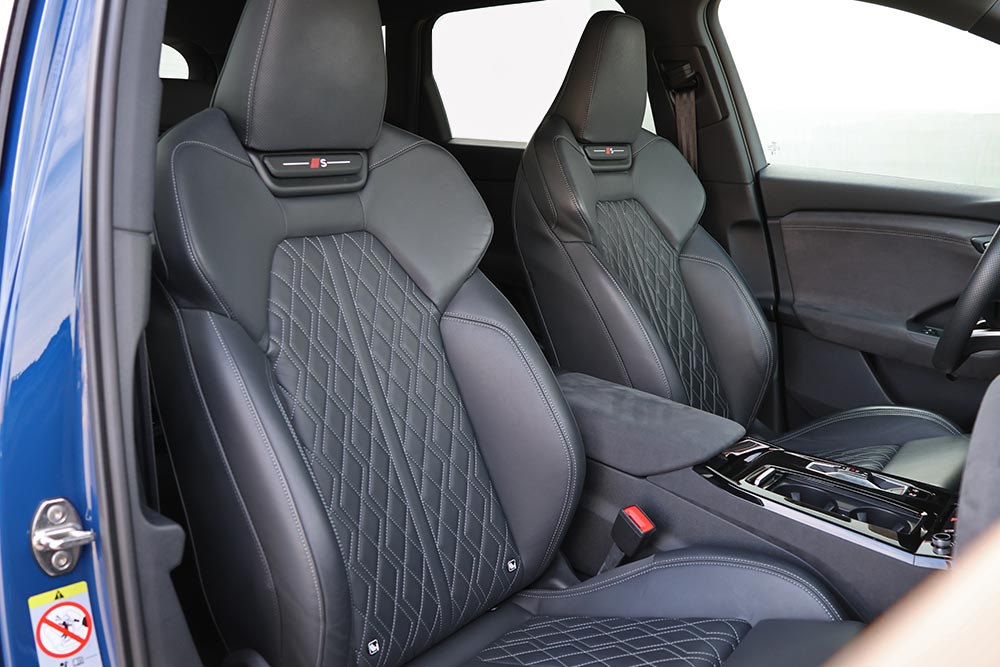 https://cdn.autogreeknews.gr/wp-content/uploads/2026/05/Audi-SQ6-SUV-e-tron-interior-22.jpg