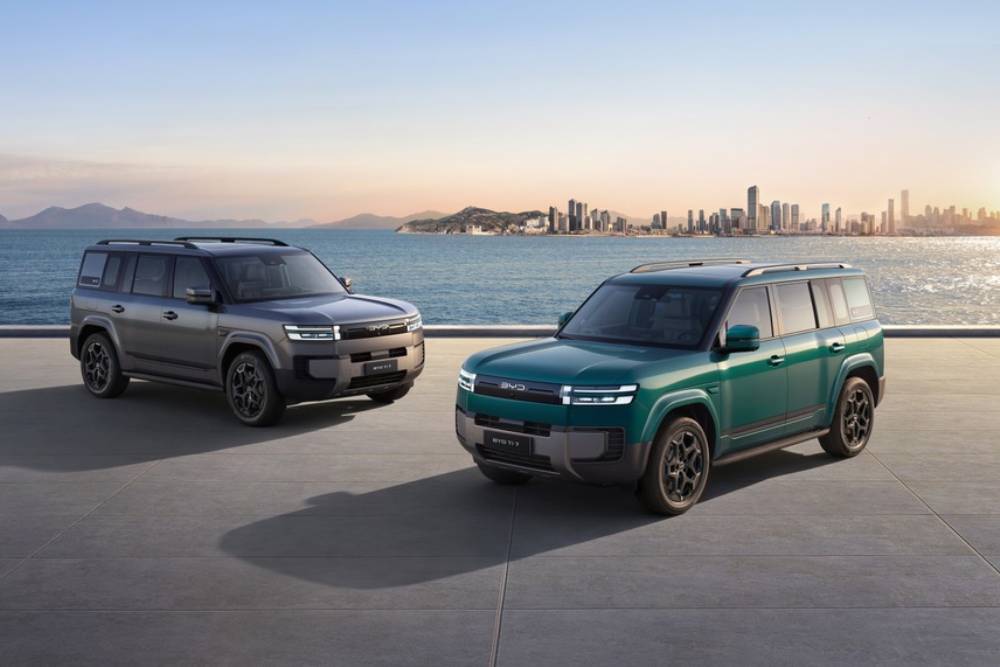 https://cdn.autogreeknews.gr/wp-content/uploads/2026/05/BYD-Ti7-two-car-static-1.jpg