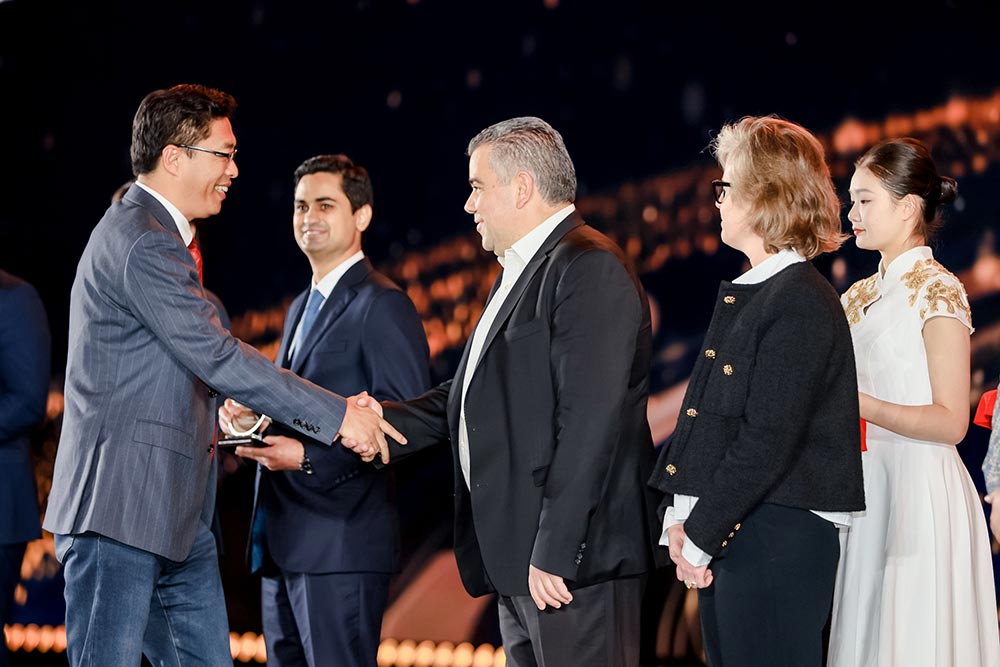 https://cdn.autogreeknews.gr/wp-content/uploads/2026/05/Chery-IBS-2026-Awards-04-Best-Rising-Star-Spanos.jpg