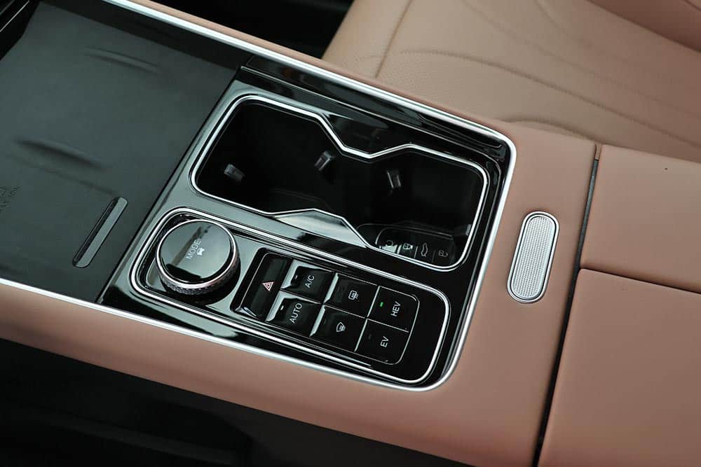https://cdn.autogreeknews.gr/wp-content/uploads/2026/05/Chery-Tiggo-9-PHEV-interior-15.jpg