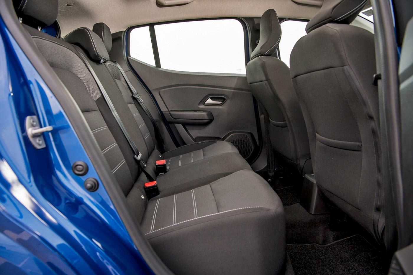 https://cdn.autogreeknews.gr/wp-content/uploads/2026/05/Dacia-Sandero-rear-seat.jpg