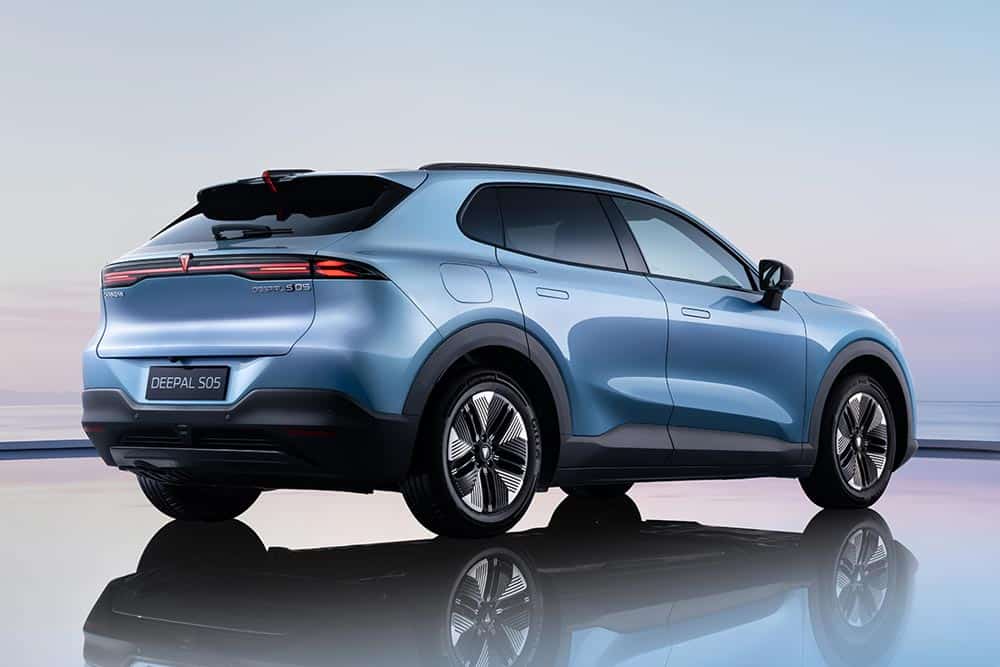 https://cdn.autogreeknews.gr/wp-content/uploads/2026/05/Deepal-S05-PHEV-exterior-blue.jpg