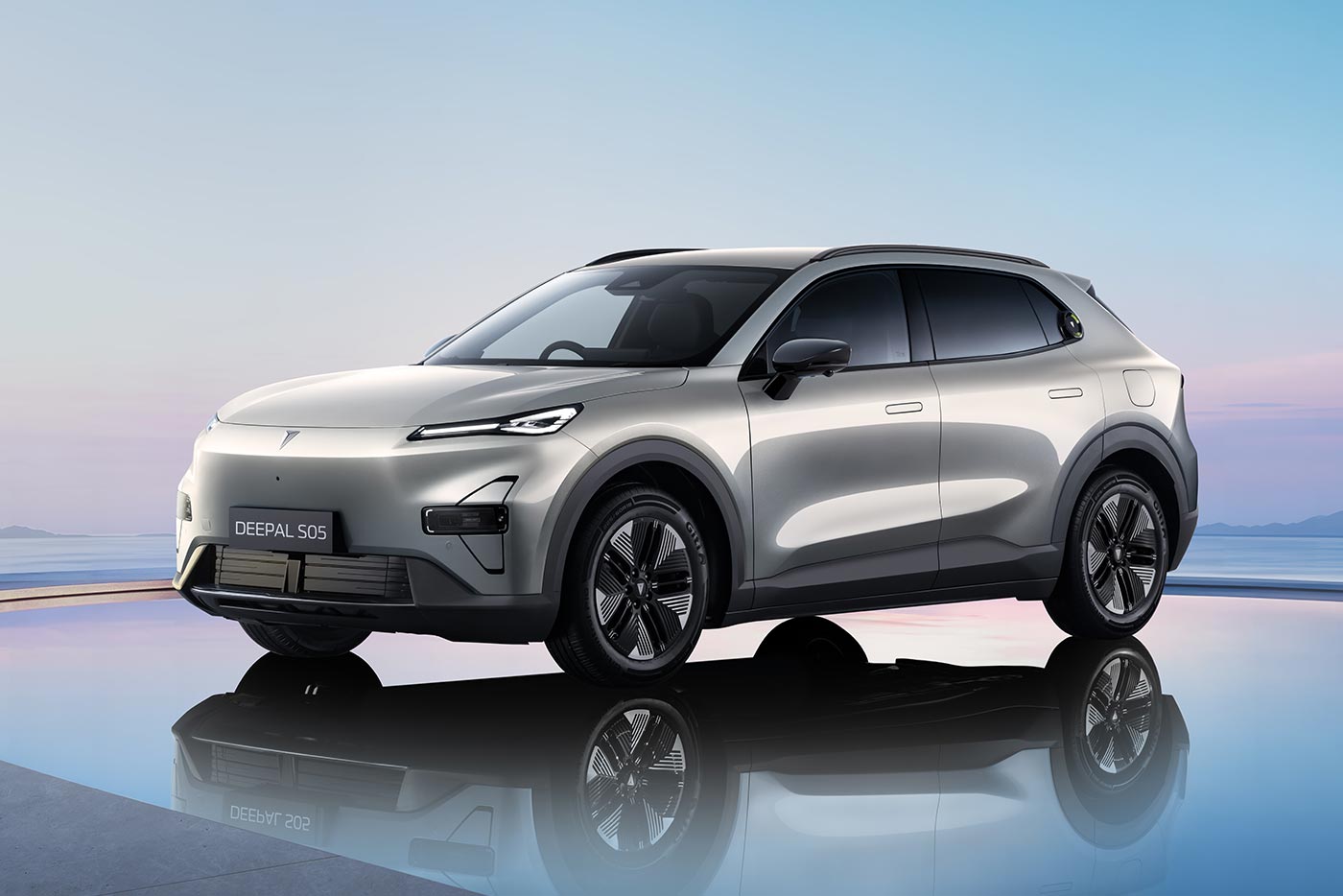https://cdn.autogreeknews.gr/wp-content/uploads/2026/05/Deepal-S05-PHEV-exterior-silver-2.jpg