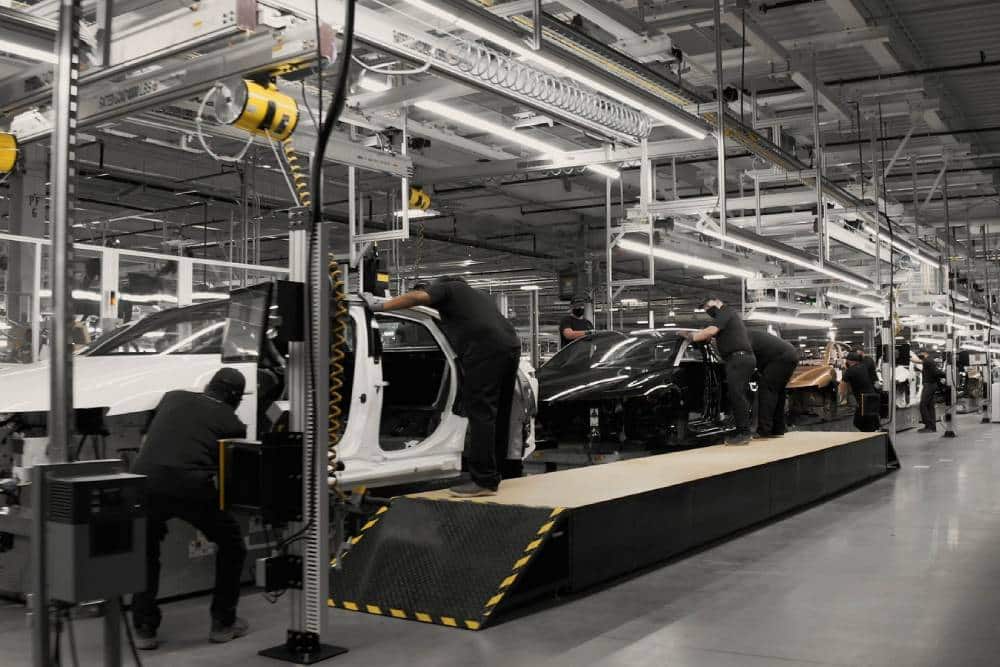 https://cdn.autogreeknews.gr/wp-content/uploads/2026/05/Lucid_vyroba_production_factory_tovarna_2025_ofici.jpg