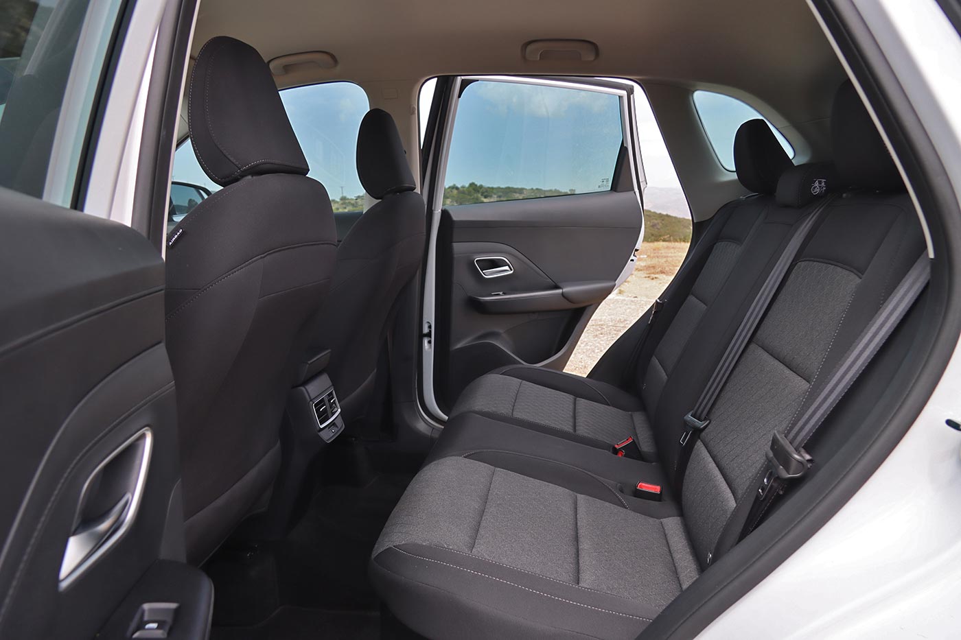 https://cdn.autogreeknews.gr/wp-content/uploads/2026/05/MG-ZS-rear-seat.jpg