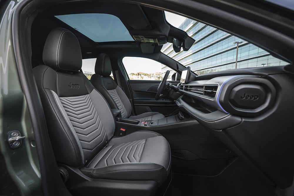 https://cdn.autogreeknews.gr/wp-content/uploads/2026/05/New-Jeep-Avenger-e-hybrid-2.jpg