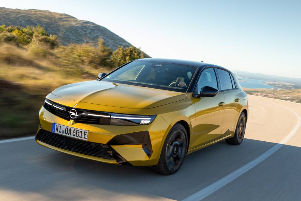 https://cdn.autogreeknews.gr/wp-content/uploads/2026/05/OpelAstraPlug-in-Hybrid-1-1.jpg