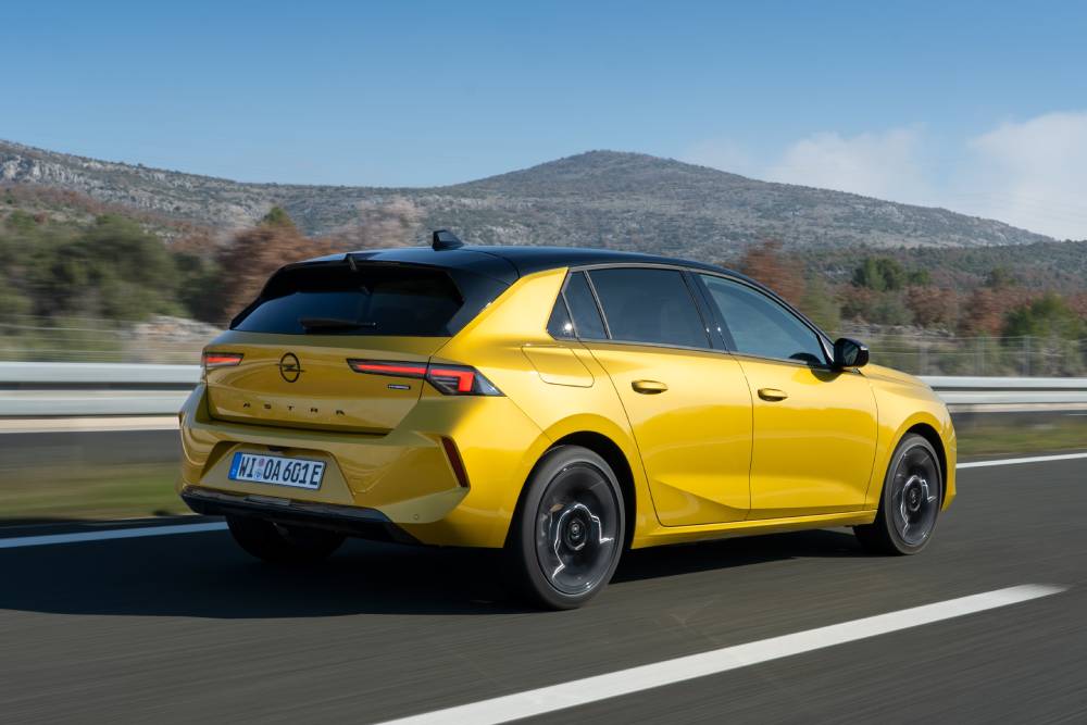 https://cdn.autogreeknews.gr/wp-content/uploads/2026/05/OpelAstraPlug-in-Hybrid-2-1.jpg