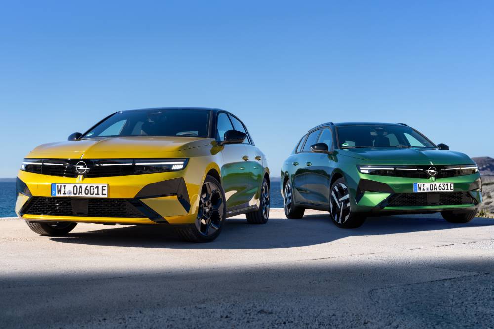 https://cdn.autogreeknews.gr/wp-content/uploads/2026/05/OpelAstraPlug-in-HybridOpelAstraSportsTourerElectric-1.jpg
