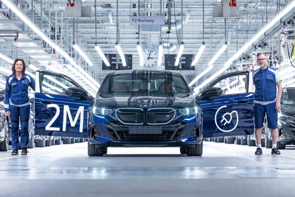https://cdn.autogreeknews.gr/wp-content/uploads/2026/05/P90639533_lowRes_the-bmw-group-s-two-1.jpg