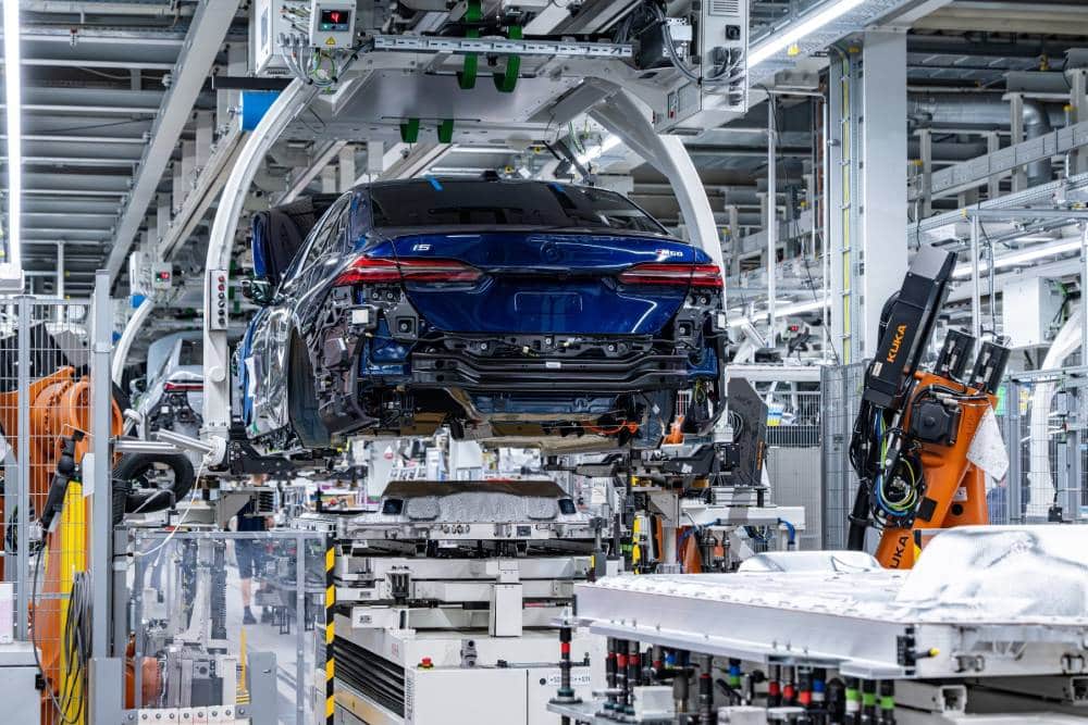 https://cdn.autogreeknews.gr/wp-content/uploads/2026/05/P90639535_lowRes_the-bmw-group-s-two-1.jpg