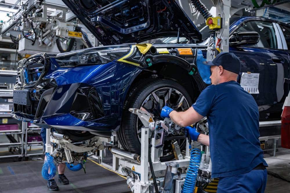https://cdn.autogreeknews.gr/wp-content/uploads/2026/05/P90639537_lowRes_the-bmw-group-s-two-1.jpg