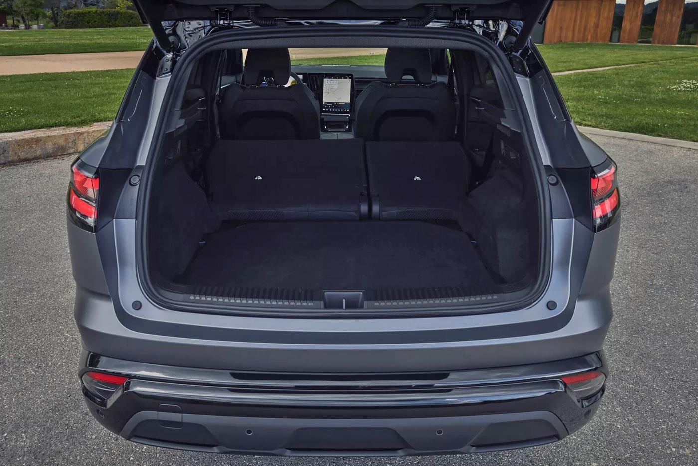 https://cdn.autogreeknews.gr/wp-content/uploads/2026/05/Renault-Austral-luggage.jpg