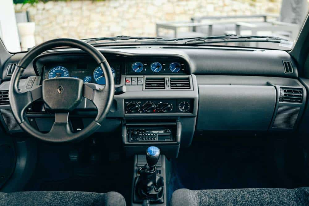 https://cdn.autogreeknews.gr/wp-content/uploads/2026/05/Renault_Clio_Williams_Phase_2_1995_for_sale-3.jpg