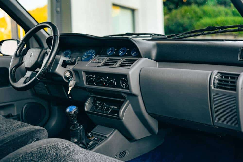 https://cdn.autogreeknews.gr/wp-content/uploads/2026/05/Renault_Clio_Williams_Phase_2_1995_for_sale-5.jpg