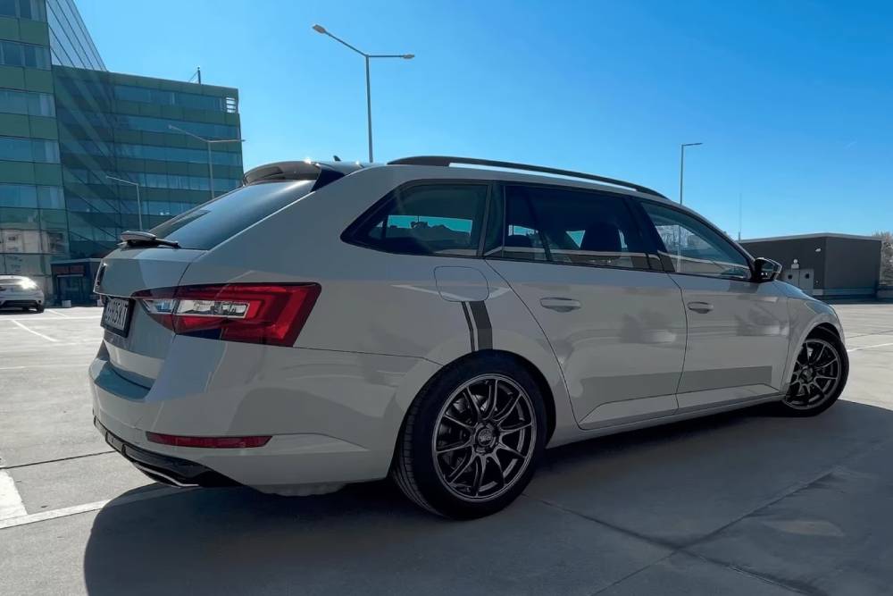 Skoda Superb Combi 570 HP είναι ο πιο «ζωηρός» οικογενειάρχης