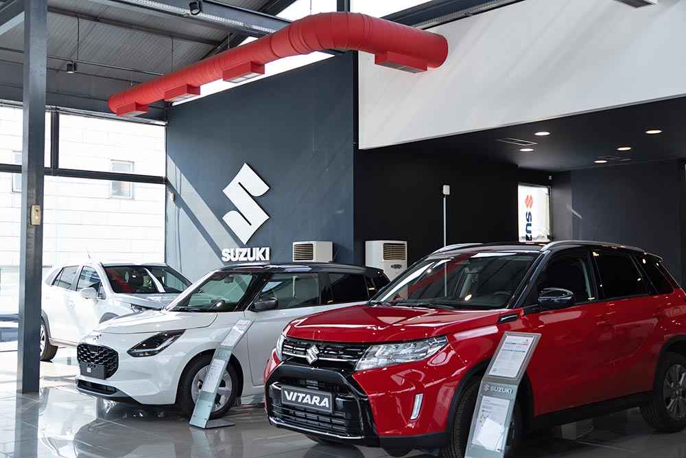 https://cdn.autogreeknews.gr/wp-content/uploads/2026/05/Suzuki-Sfakianakis-2-1.jpg