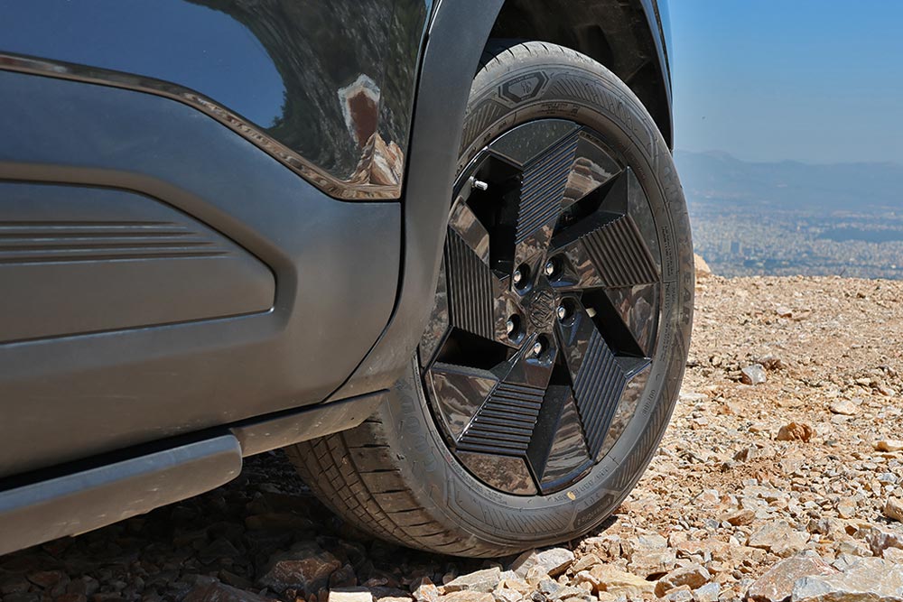 https://cdn.autogreeknews.gr/wp-content/uploads/2026/05/Suzuki-e-Vitara-4WD-5.jpg
