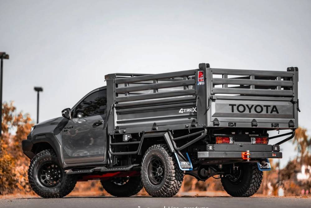 https://cdn.autogreeknews.gr/wp-content/uploads/2026/05/Toyota-Hilux-Travo-RRS-dump-truck-series-23-2048x1-1.jpg