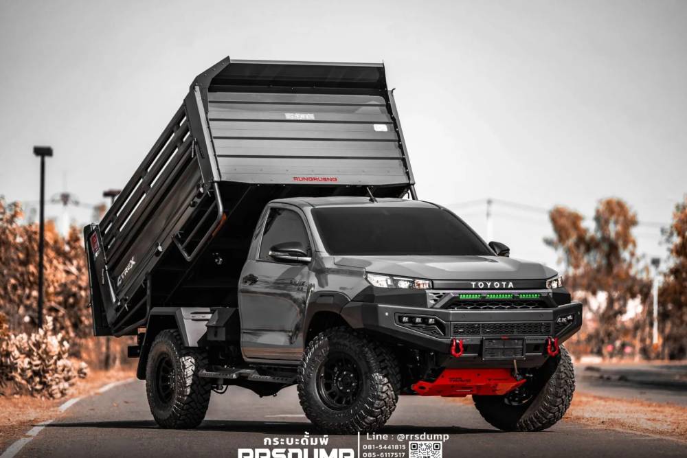 https://cdn.autogreeknews.gr/wp-content/uploads/2026/05/Toyota-Hilux-Travo-RRS-dump-truck-series-24-2048x1-1.jpg