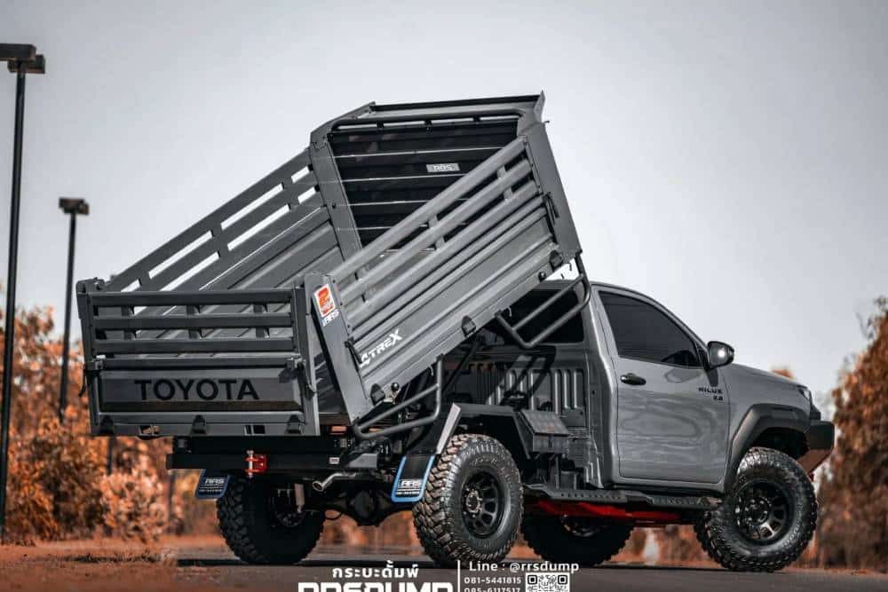 https://cdn.autogreeknews.gr/wp-content/uploads/2026/05/Toyota-Hilux-Travo-RRS-dump-truck-series-25-2048x1-1.jpg
