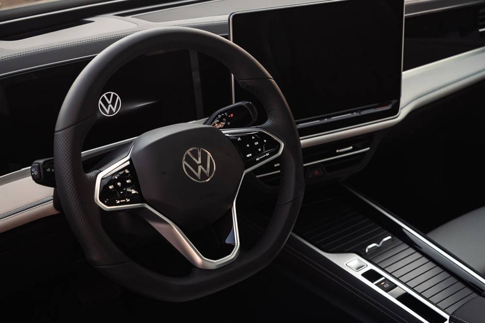 https://cdn.autogreeknews.gr/wp-content/uploads/2026/05/VW_Passat_2026_sedan_Saudi_Arabia-2.jpg