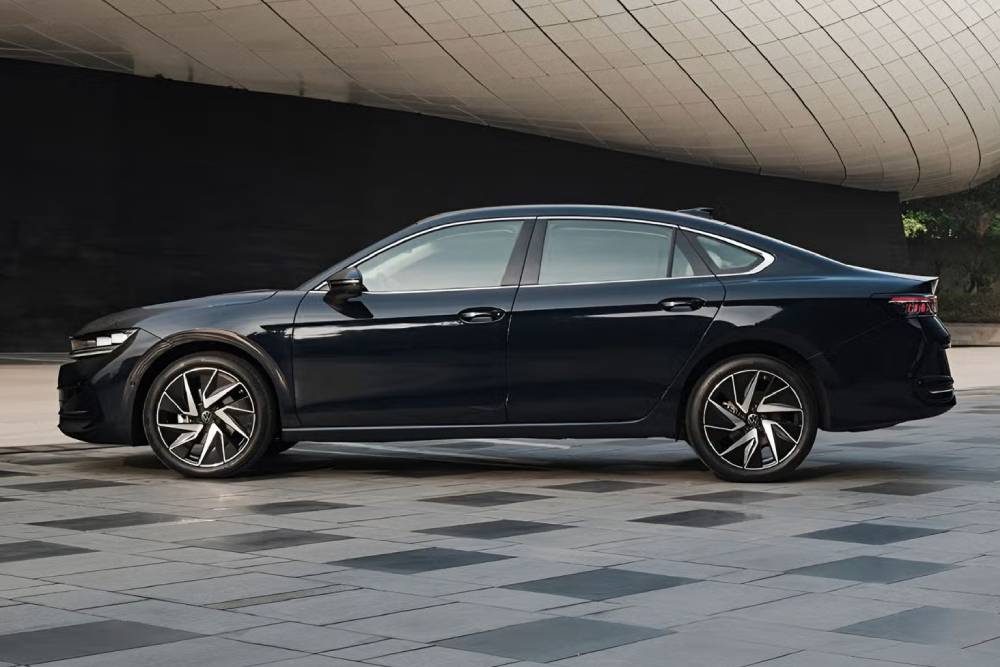https://cdn.autogreeknews.gr/wp-content/uploads/2026/05/VW_Passat_2026_sedan_Saudi_Arabia-4.jpg