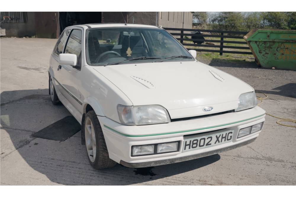 https://cdn.autogreeknews.gr/wp-content/uploads/2026/05/ford-fiesta-rs-turbo-sat-parked-25-years-1.jpg
