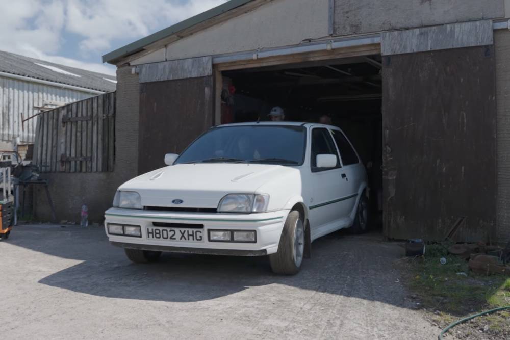 https://cdn.autogreeknews.gr/wp-content/uploads/2026/05/ford-fiesta-rs-turbo-sat-parked-25-years-6.jpg