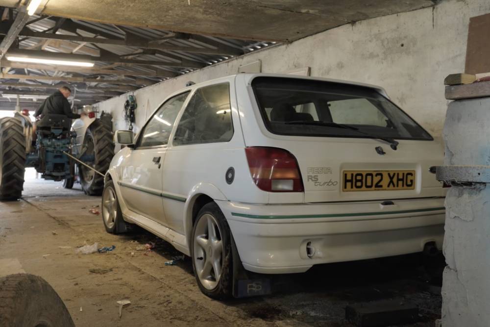 https://cdn.autogreeknews.gr/wp-content/uploads/2026/05/ford-fiesta-rs-turbo-sat-parked-25-years-7.jpg