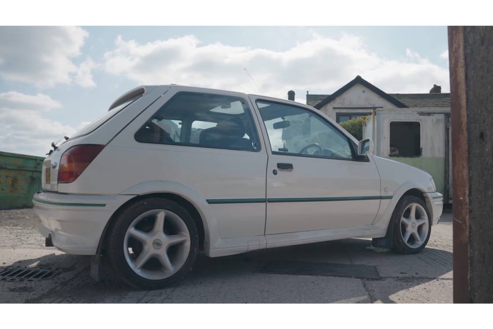 https://cdn.autogreeknews.gr/wp-content/uploads/2026/05/ford-fiesta-rs-turbo-sat-parked-25-years-8.jpg
