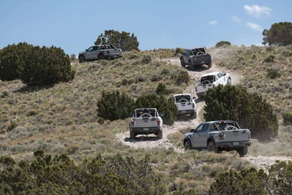 https://cdn.autogreeknews.gr/wp-content/uploads/2026/05/ford-raptor-driving-school-1.jpg