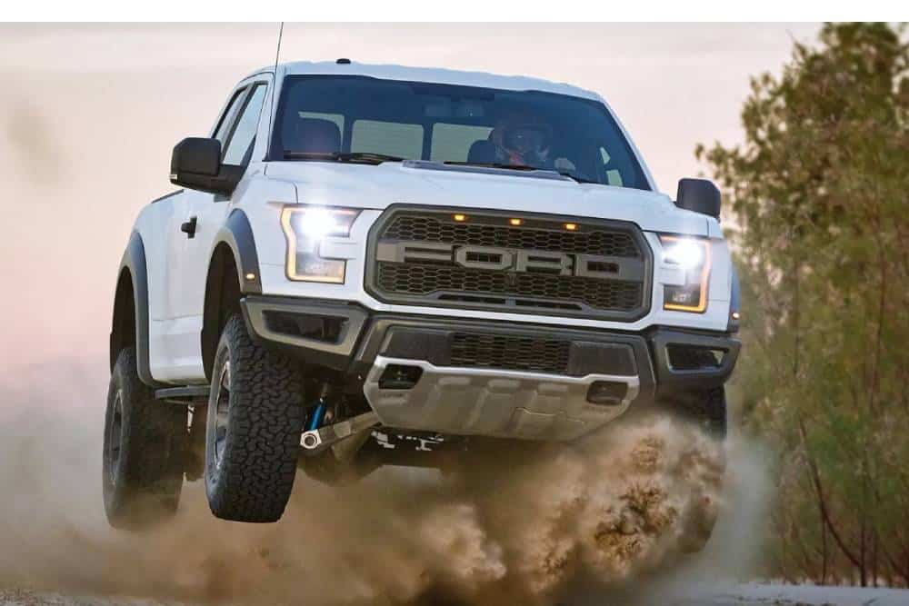 https://cdn.autogreeknews.gr/wp-content/uploads/2026/05/ford-raptor-driving-school-2.jpg